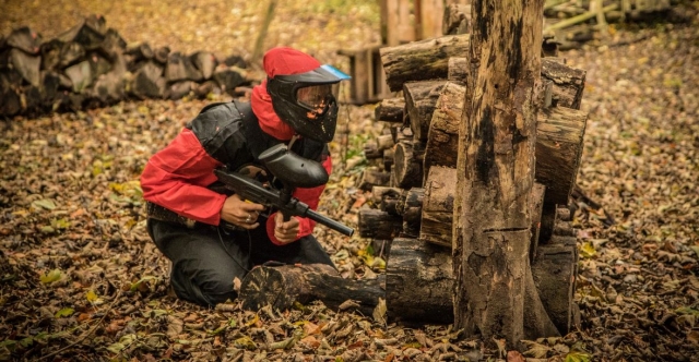  Protect yourself behind the barricades to reload your paintball