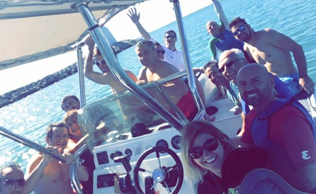  Noleggia una barca per divertirti con la famiglia o gli amici 