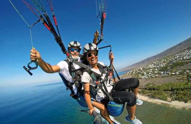  Enjoy a safe flight piloted by a professional instructor 