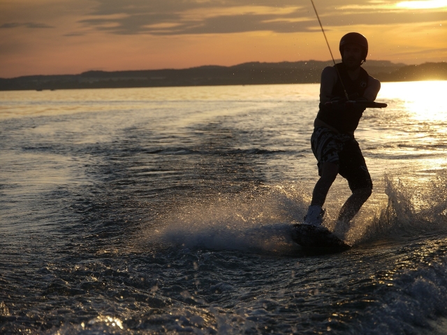  Eine Wakeboard-Aktivität bei Sonnenuntergang für eine noch wundervollere Landschaft 