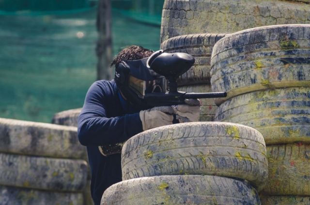  Utilizza lo scenario del nostro campo da paintball per vincere la partita 
