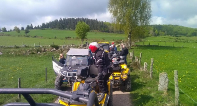  Durchqueren Sie die Felder von Montrodat während unserer Quad-Wanderung. 