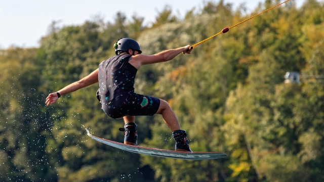 Kommen Sie und entdecken Sie das Wake-Foiling mit uns 