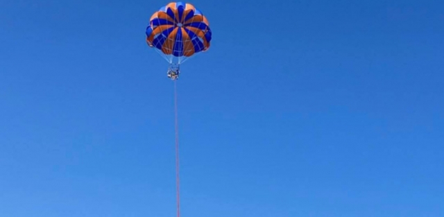 Goditi sensazioni estreme a 50 metri di altezza in parasailing 