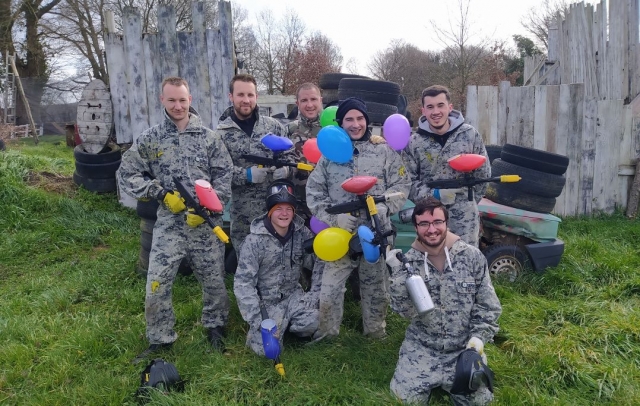  Spielen Sie mit Freunden eine Partie Paintball in Saint Germain de la Coudre. 