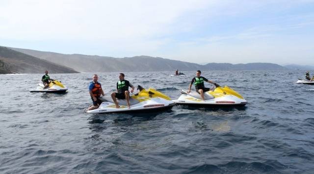 Nos randonnées en jet ski se font en groupe et sont encadrées par un moniteur certifié d'Etat