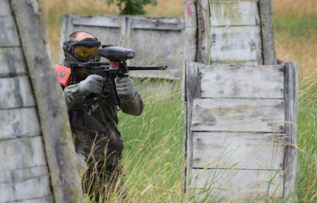  Nutzen Sie die Barrikaden, um sich zu schützen vor einem feindlichen Paintball-Angriff 