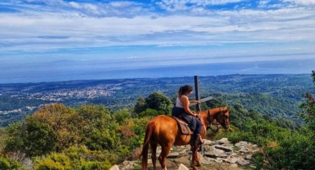  Goditi panorami eccezionali mentre visitare la Corsica a cavallo 