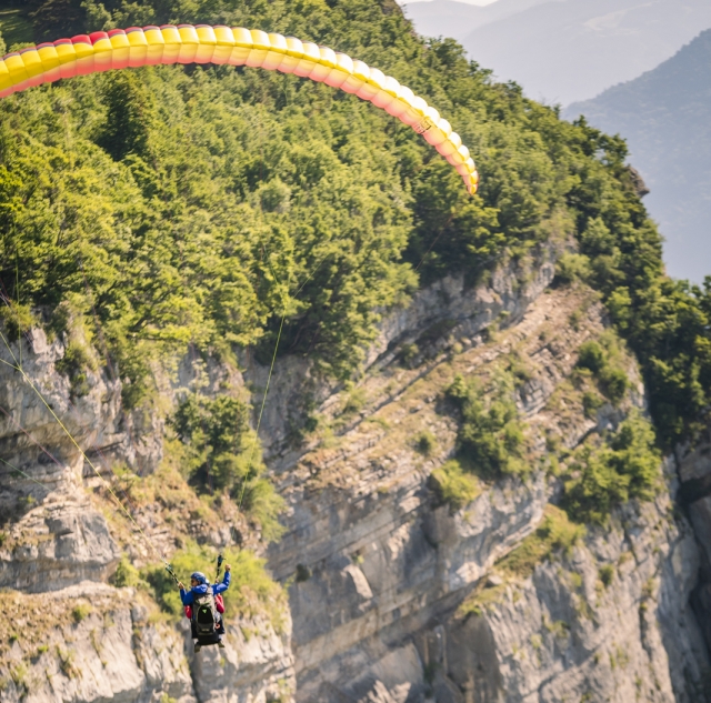 Discover exceptional panoramas while paragliding! 