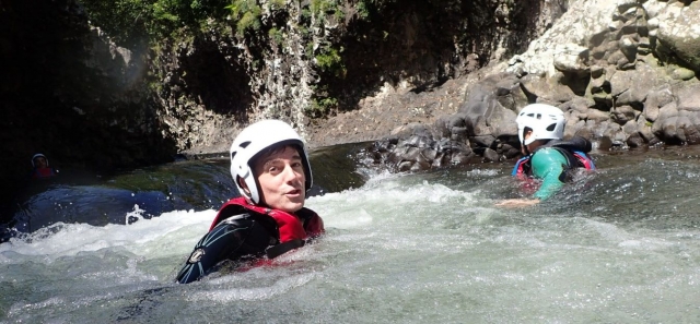 水上徒步旅行期间河流的下降 
