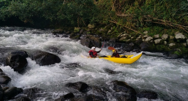  Demostración de un descenso en canoa -raft 