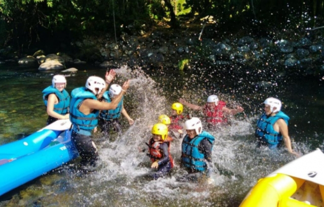 Un baño le espera al final de su aventura en canoa en balsa 