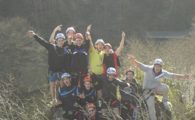  Gruppe junger Leute für einen Klettersteigausflug 