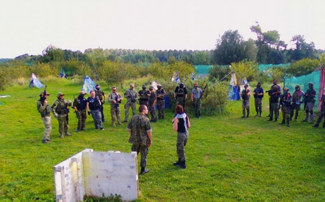 Briefing antes del partido de airsoft en Camphin en Pévèle 