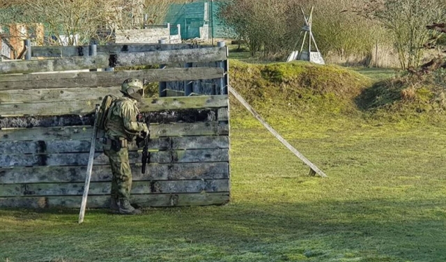  Nuestro campo de airsoft está al aire libre, con un escenario que utiliza los códigos de un campo de batalla 