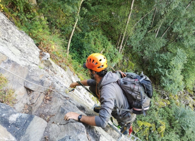  La via ferrata è un'attività che unisce escursionismo e arrampicata 