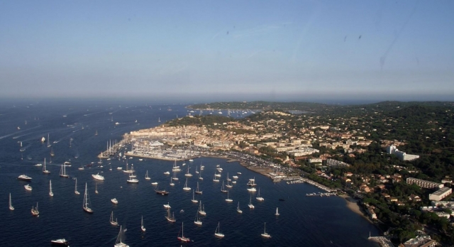  Your panoramic helicopter flight is supervised by a professional pilot 