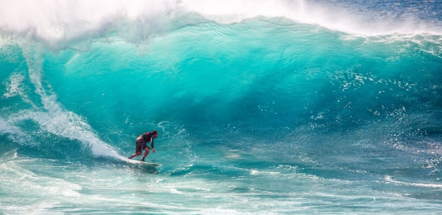 Traversez des vagues impressionnantes lors de votre session de surf