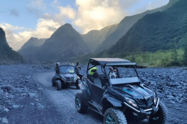 Découvrez les paysages les plus spectaculaires de Saint-Pierre lors de notre randonnée en buggy