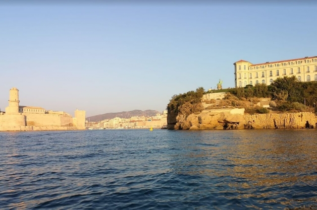  Ammira i monumenti dal mare 