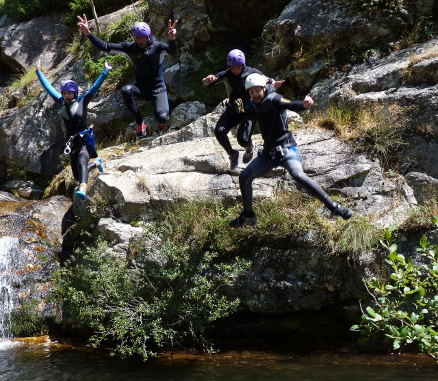  Salto colectivo durante el barranquismo en Saint-Guilhem-le-Désert 