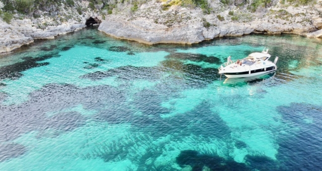  Disfruta de un día en un barco en un entorno paradisíaco 