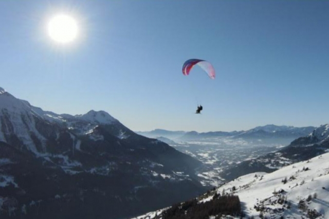 Flug über die schneebedeckten Berge 