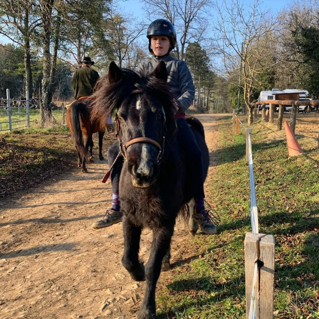 Balade à poney ludique pour vos enfants
