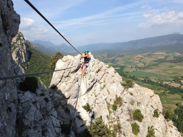 Noleggia l'attrezzatura da via ferrata per vivere un'avventura in completa libertà 