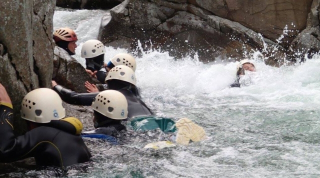  Cross the rapids of the canyon during our canyoning session 