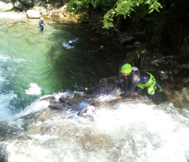  Disfruta de un rato divertido de barranquismo 
