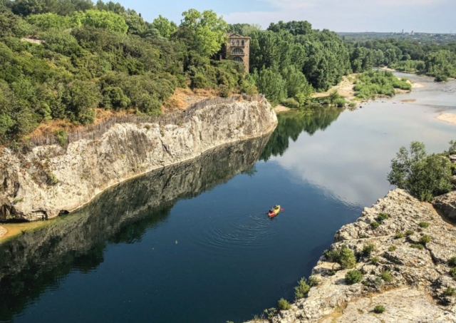  在阿尔代什峡谷 (Gorges de l'Ardèche) 进行独木舟课程