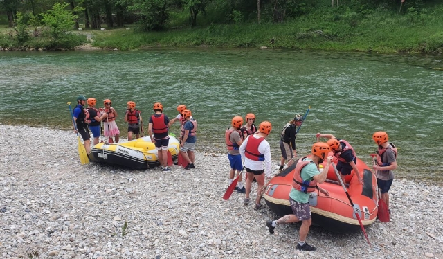 Préparation du matériel avec de partir sur une séance de rafting sportive