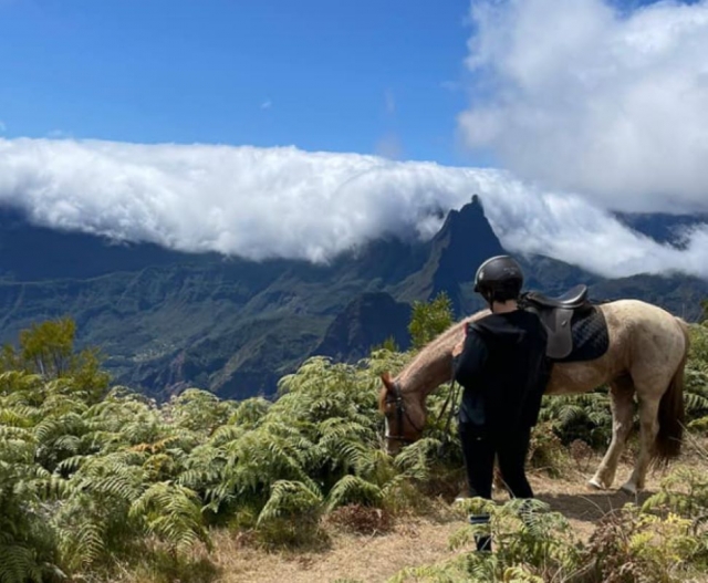 Impresionante vista durante una excursión a caballo 