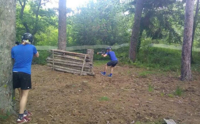 Utilisez les décors naturels pour vous protéger des attaques ennemis lors de votre partie de laser tag
