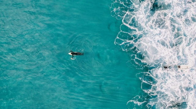 在冲浪课程中享受大西洋碧绿的海水 