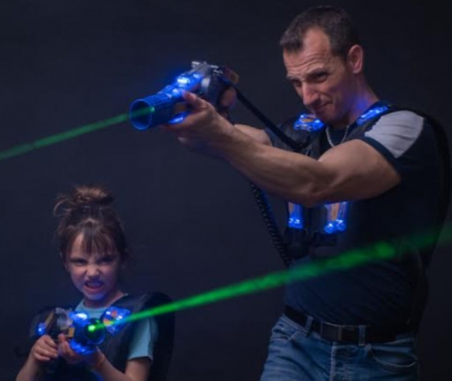  Berühren Sie Gegner, um während Ihrer Laserspielsitzung Punkte zu erzielen. 