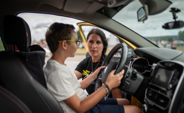 Impara le basi della guida di auto potenti 