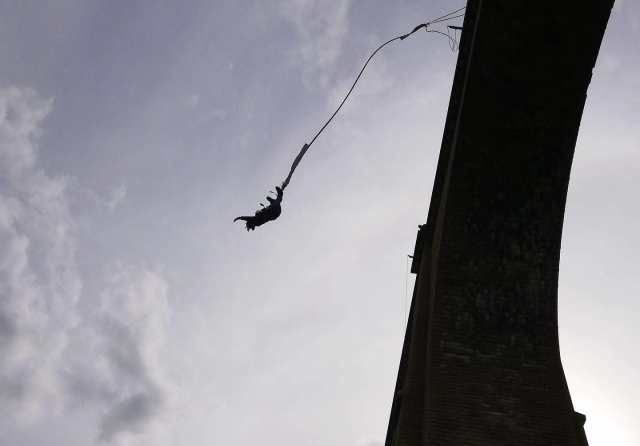  Bungee diving 