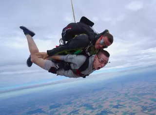 Salto de pára -quedas + vídeo VIP Péronne 4.000m