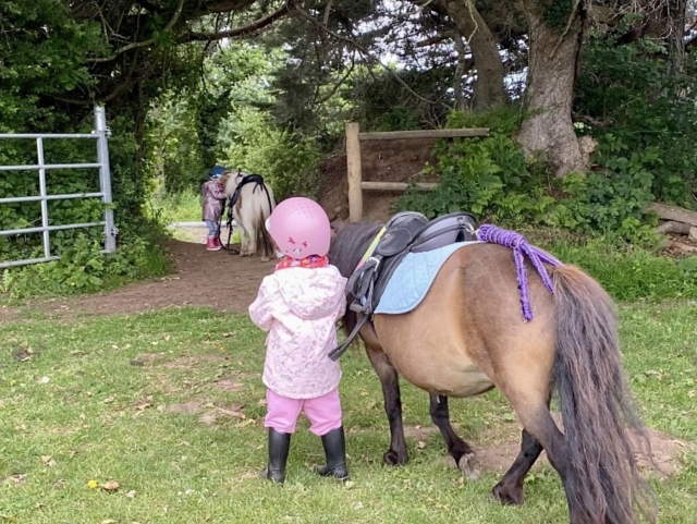 Les enfants avec leur poney