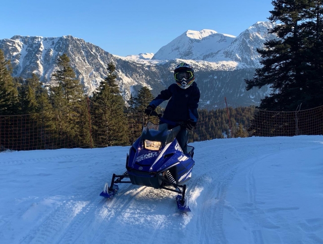  驾驶雪地摩托