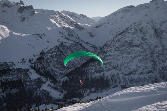  Paragliding 