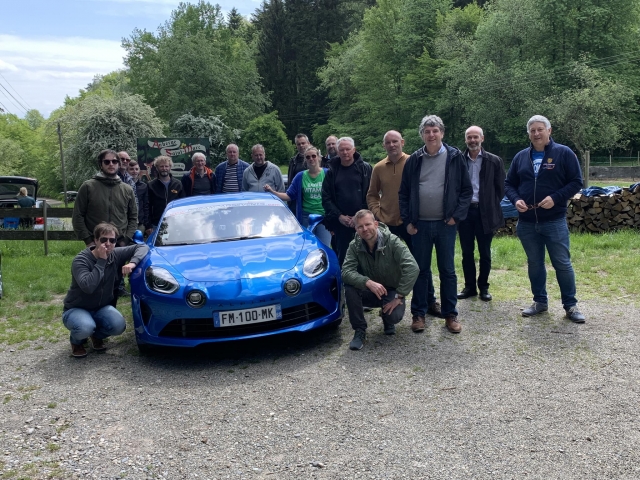 Un groupe d'amis prêt pour un tour en Alpine 