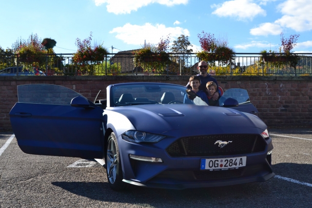  Famiglia pronta per intraprendere un fantastico viaggio 