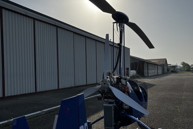 Autogiro ULM pronto al decollo 