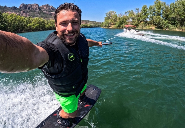  Wakefoil remolcado por un barco 