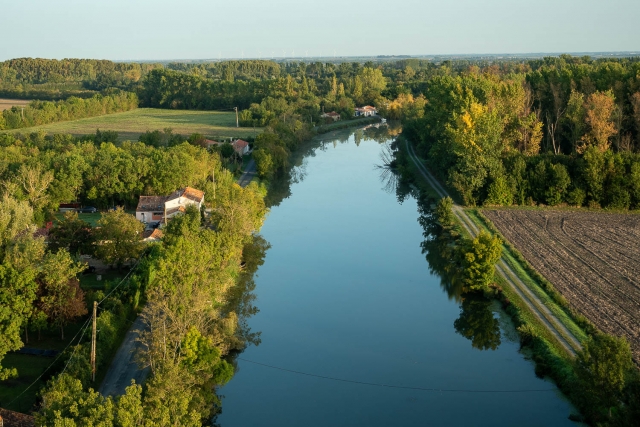  Disfrute de un momento de tranquilidad sobre los canales 
