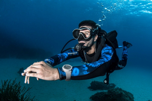 Plongeur dans la méditerranée