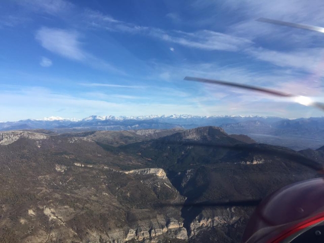  A lo lejos, adivina las cimas de los Alpes